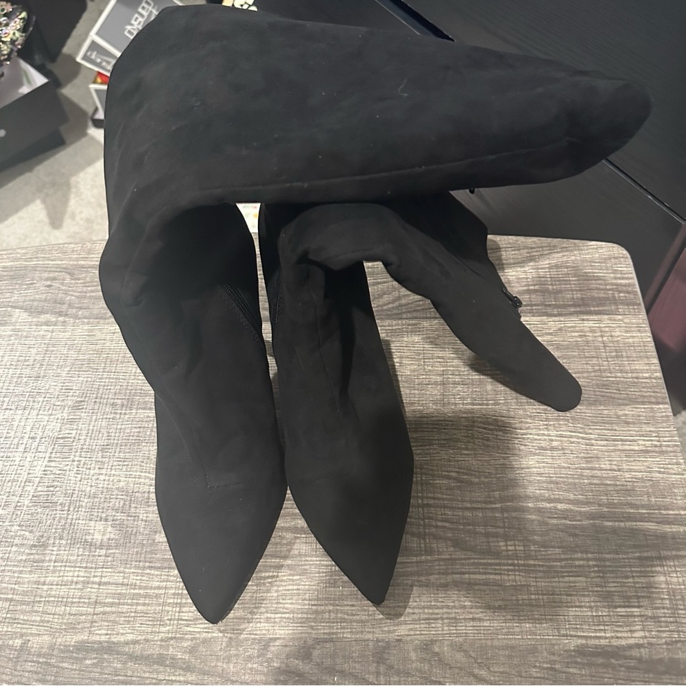 Chic Black Heeled Boots